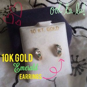 💛Beautiful 10k Gold Emerald Earrings (NWOT!!!)💚