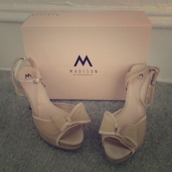 Nude Bow Heels