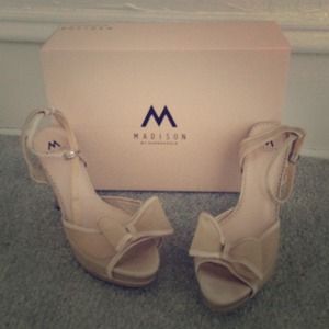 Nude Bow Heels