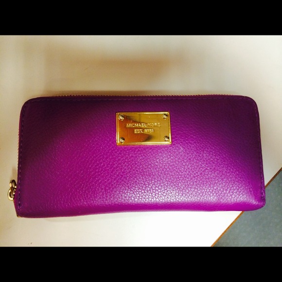 SOLD Michael Kors Tote & Wallet - Picture 3 of 4
