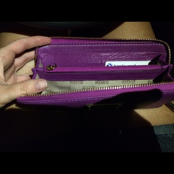 SOLD Michael Kors Tote & Wallet - Picture 4 of 4