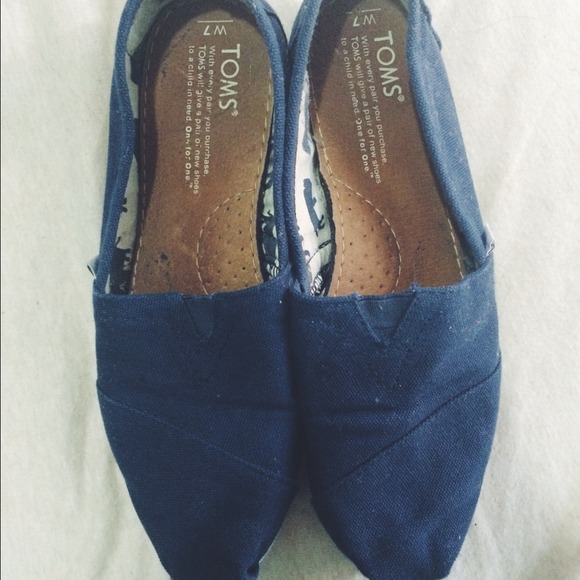 Navy blue toms