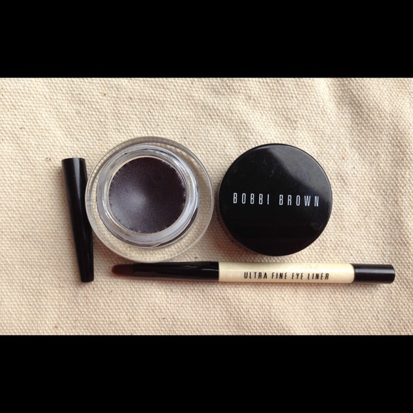 BOBBY BROWN GEL EYELINER AND TRAVEL BRUSH.