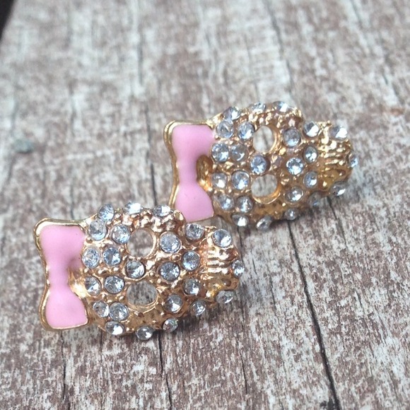 Skull Earrings❌SOLD❌ - Picture 3 of 3