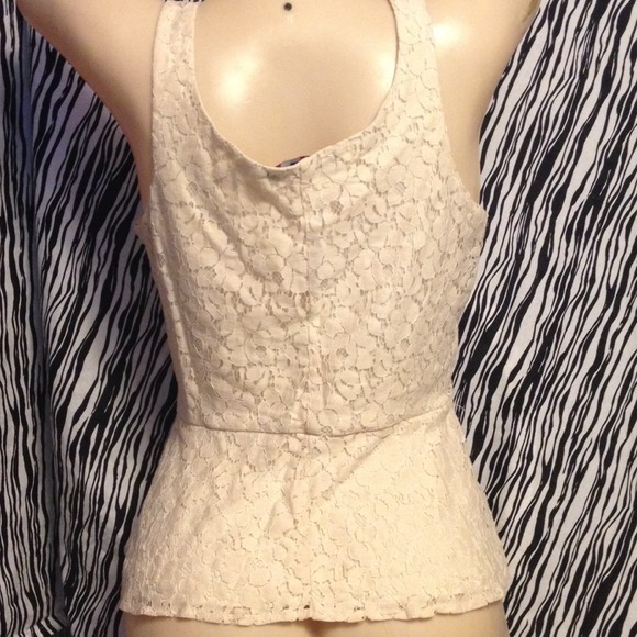 🌸Cute cream floral lace peplum top🌸 - Picture 3 of 4