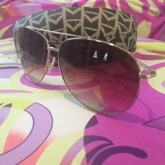 Beautiful Michael Kors, "Kauai" sunglasses - Picture 3 of 4
