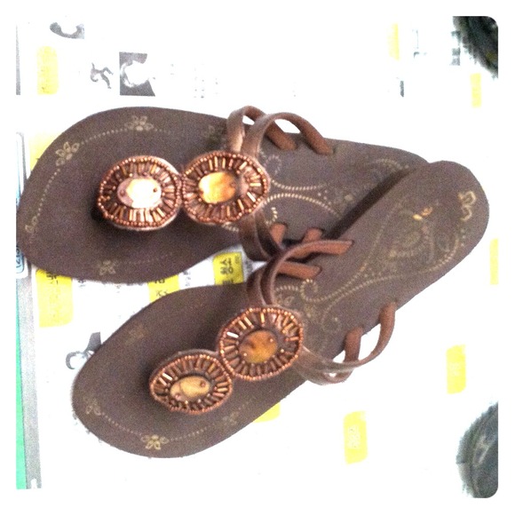 CUTE BROWN FLIP FLOPS