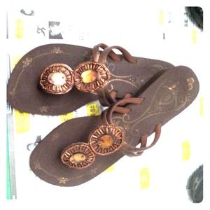 CUTE BROWN FLIP FLOPS