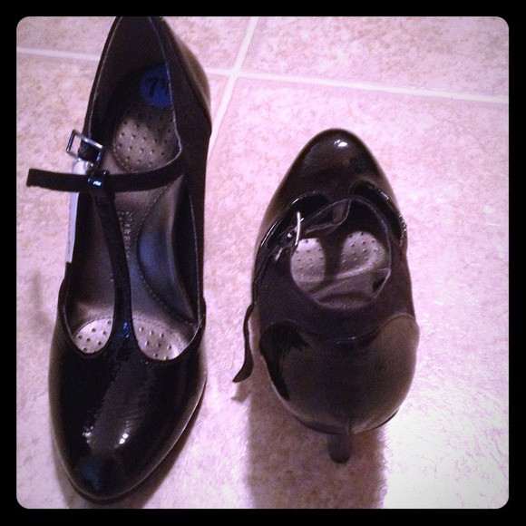 Kenneth Cole Reaction black t-strap heels size 7.5