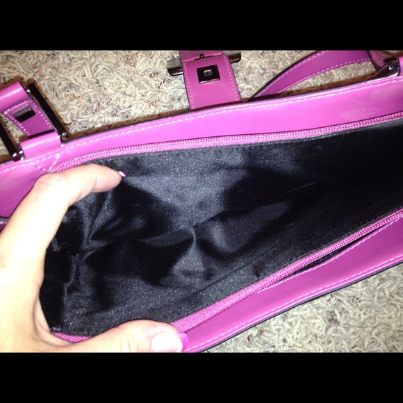 ⛔️SOLD⛔️GUESS handbag - Picture 3 of 3