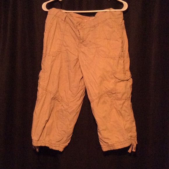 Khaki capri, lots of pockets
