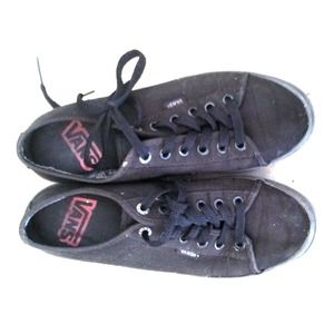 BLACK LOW TOP VANS