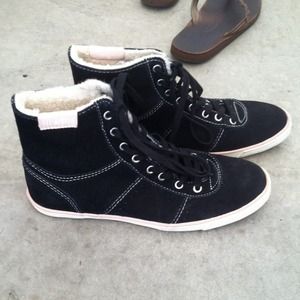 BLACK HIGH TOP CONVERSE WITH FUR INSIDE