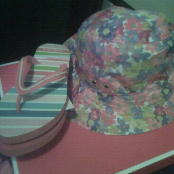 Coach fisherman hat /color coordinated Coach flips - Picture 1 of 4