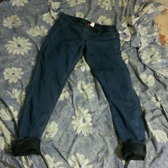 SIZE 8, SUPER CUTE JEANS TOO SMALL FOR ME..