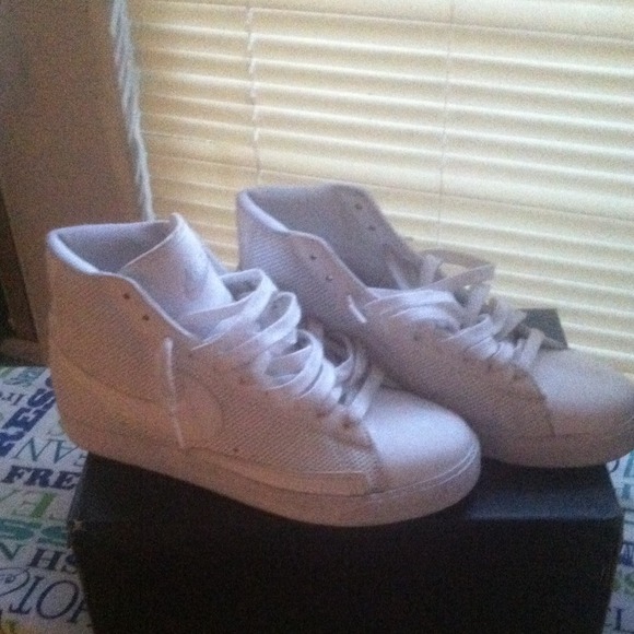 White nike blaze  gym shoes