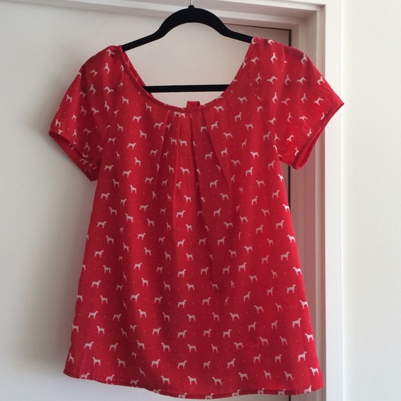 Red dog printed top. Cute tie in back.