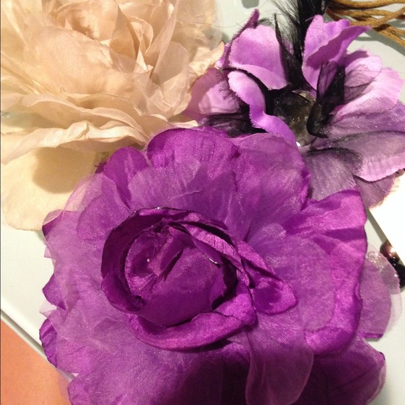 3 hair or accessory flowers - Picture 2 of 3