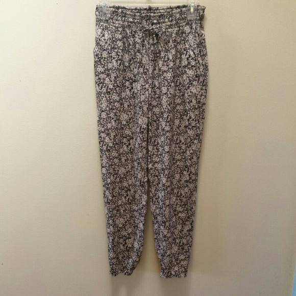 🚫 sold 🚫 Floral joggers