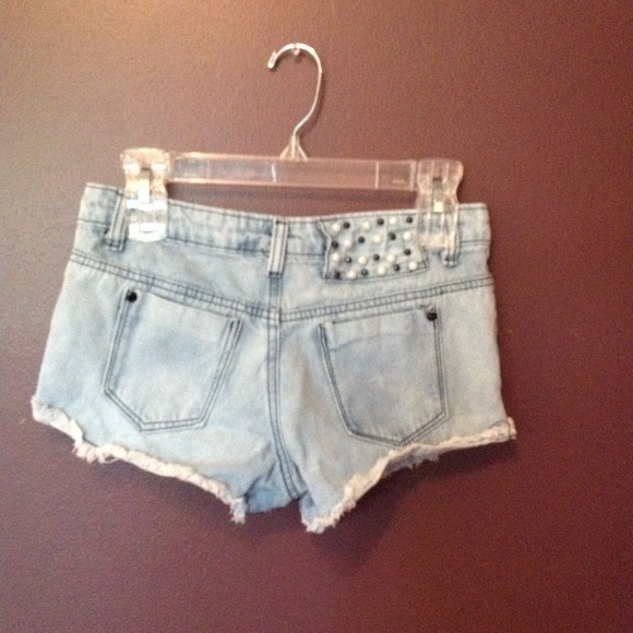 Acid washed beaded shorts - Picture 2 of 3