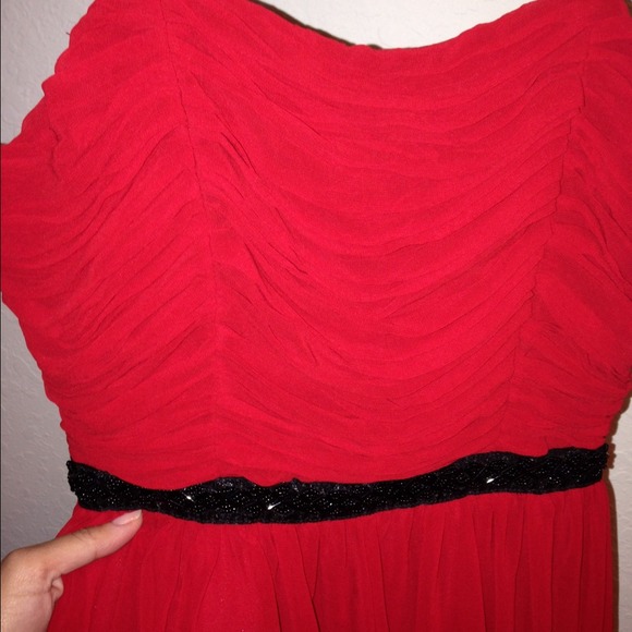 Beautiful ruffled red dress - Picture 2 of 4
