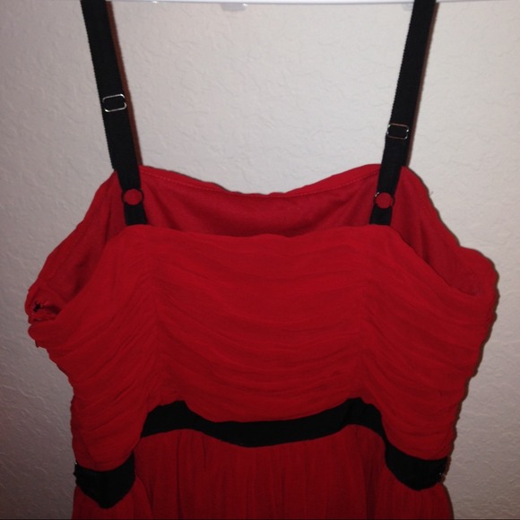 Beautiful ruffled red dress - Picture 4 of 4