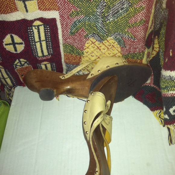 MaxStudio Summer Shoes in Tan ***ON SALE***!!! - Picture 2 of 3