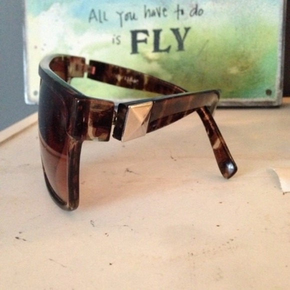 Brown sunglasses with studs on side