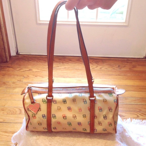 ✨Sale✨ Dooney and Bourke Barrel Bag