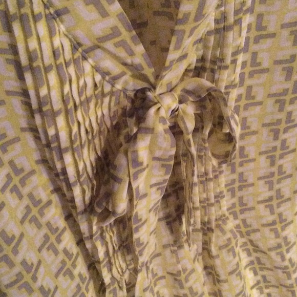 Small Banana Republic Blouse - Picture 3 of 4