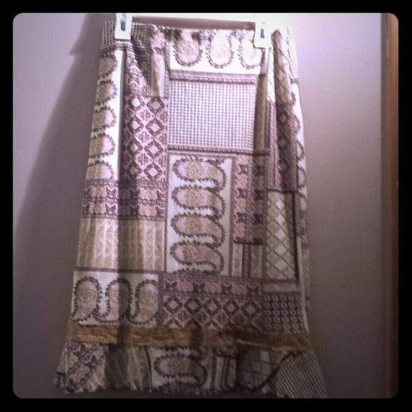 Pencil style midi skirt with paisley patterns. - Picture 1 of 4