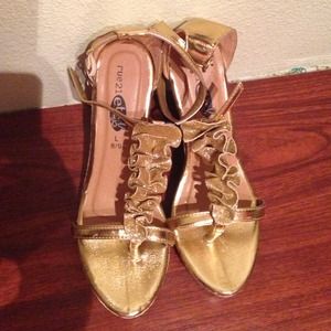 Size 8/9 RUE 21 platform heels