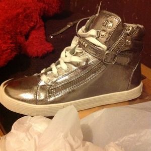 MICHAEL KORS SILVER SNEAKERS