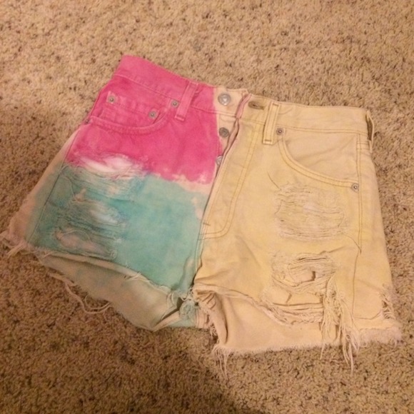 Tie dye Levi shorts.