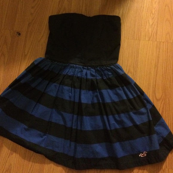 Im selling this hollister dress - Picture 2 of 4