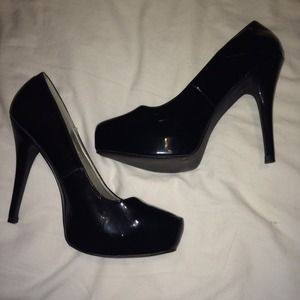 Wide width shiny 5" heel pumps