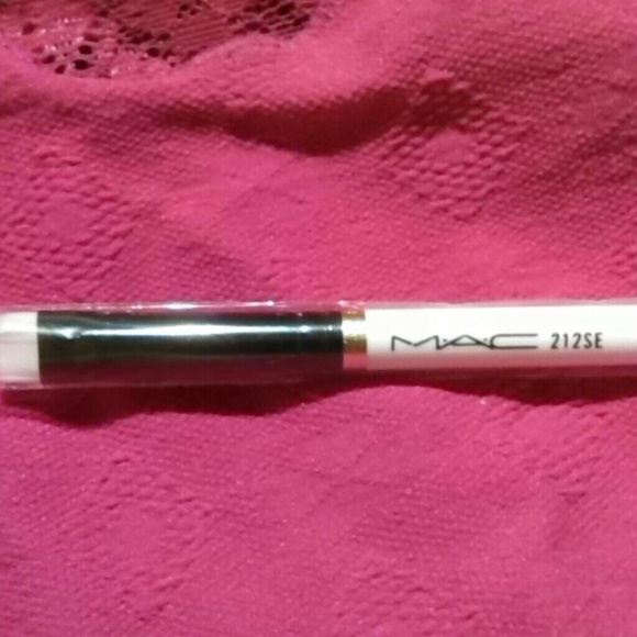 NEW!! MAC flat definer brush