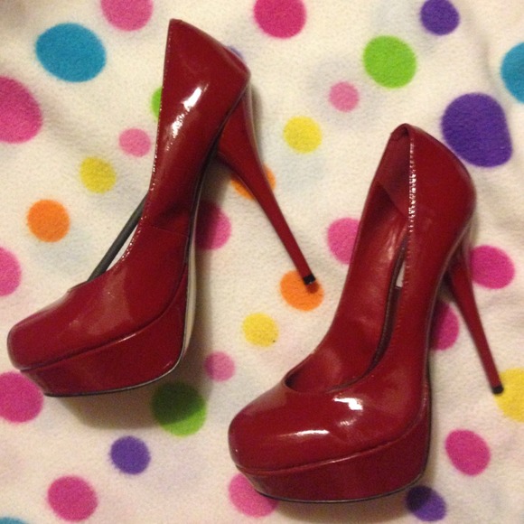 Steve Madden Shoes - Shiny blood red patent leather heels!