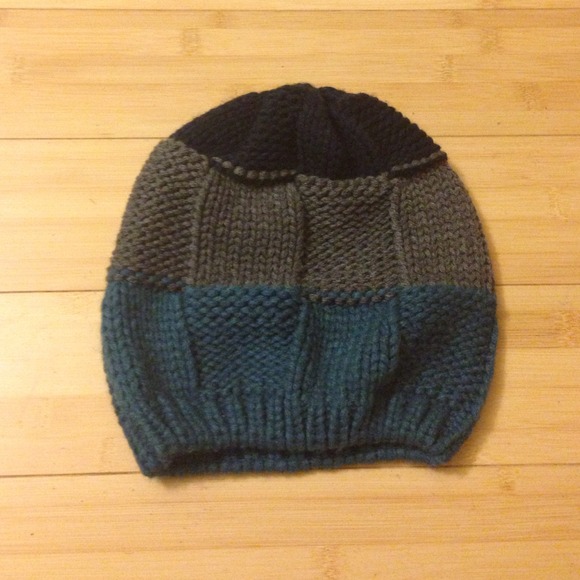 ♦️tri colored beanie♦️