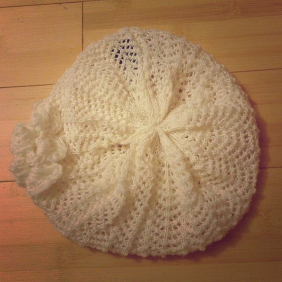 ♦️flower accented hat♦️