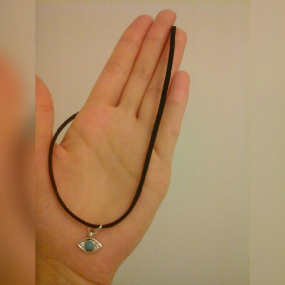 Eye choker