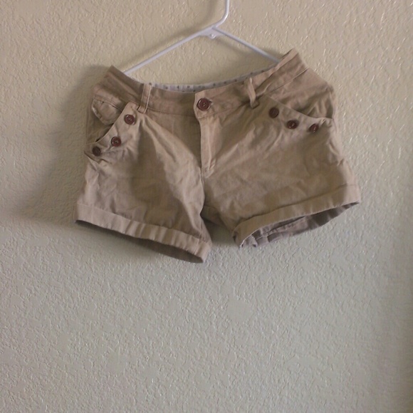 KHAKI SHORTS