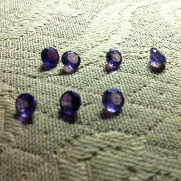 💯 7 1/2-1ct. Amethyst of varying hues of purple .