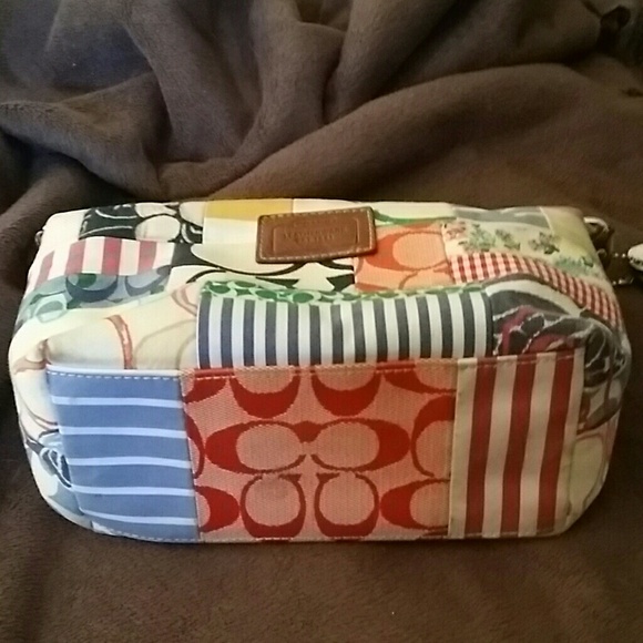 Small classic Coach purse - Picture 2 of 4