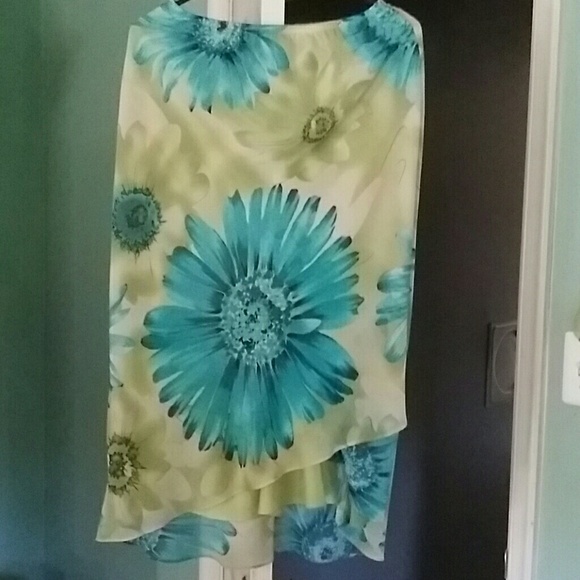 Beautiful floral blouse & skirt - Picture 2 of 3