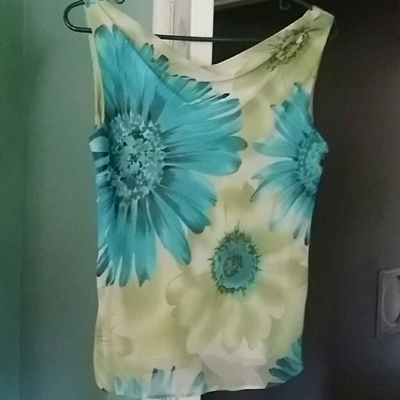 Beautiful floral blouse & skirt - Picture 3 of 3