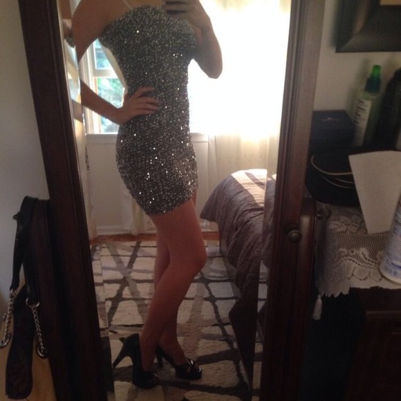 Sparkling silver dress! - Picture 2 of 2