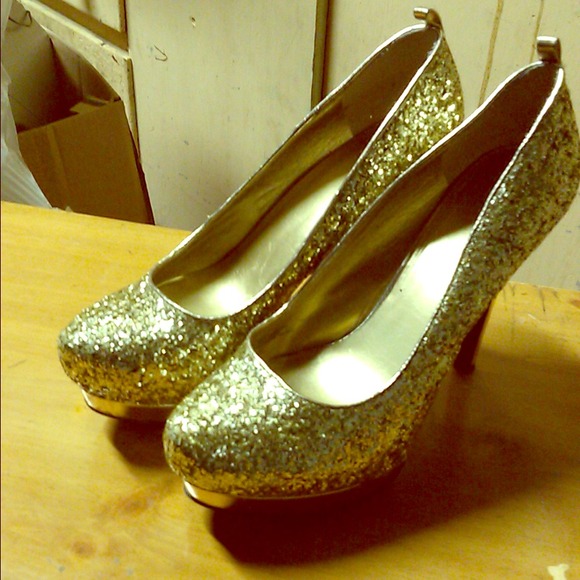 Gold maryjane glitter pumps
