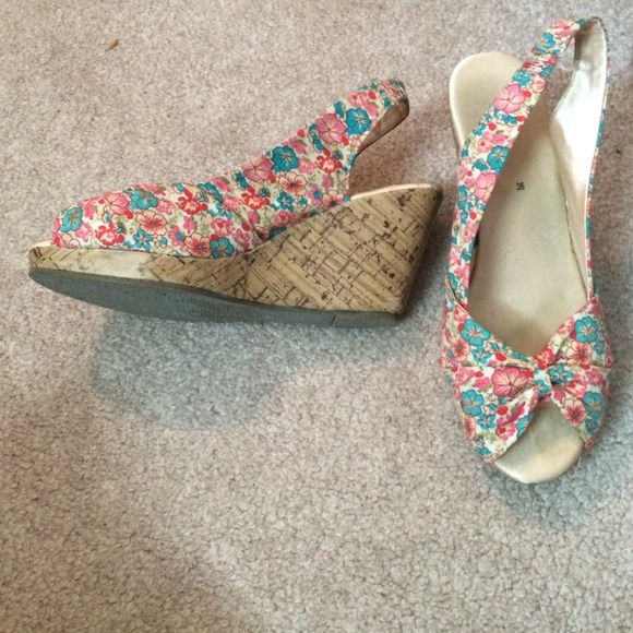 H&M Floral Wedges - Picture 2 of 2