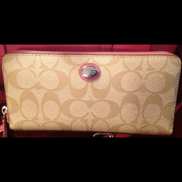 SOLD.Coach 100% Authentic Peyton Zip Around Wallet